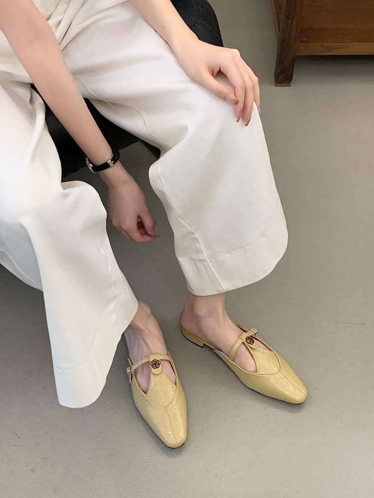 French Design V-Cut One-Strap Closed-Toe Slippers for Women 2026 Spring New Arrival Slip-On Sandals