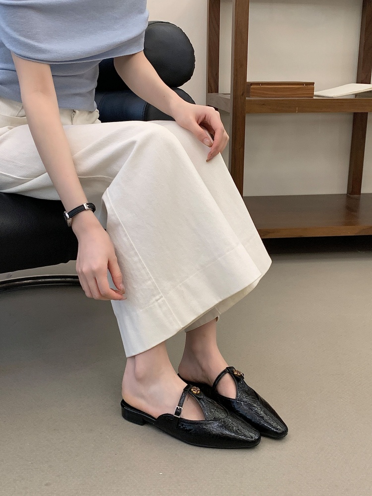 French Design V-Cut One-Strap Closed-Toe Slippers for Women 2026 Spring New Arrival Slip-On Sandals